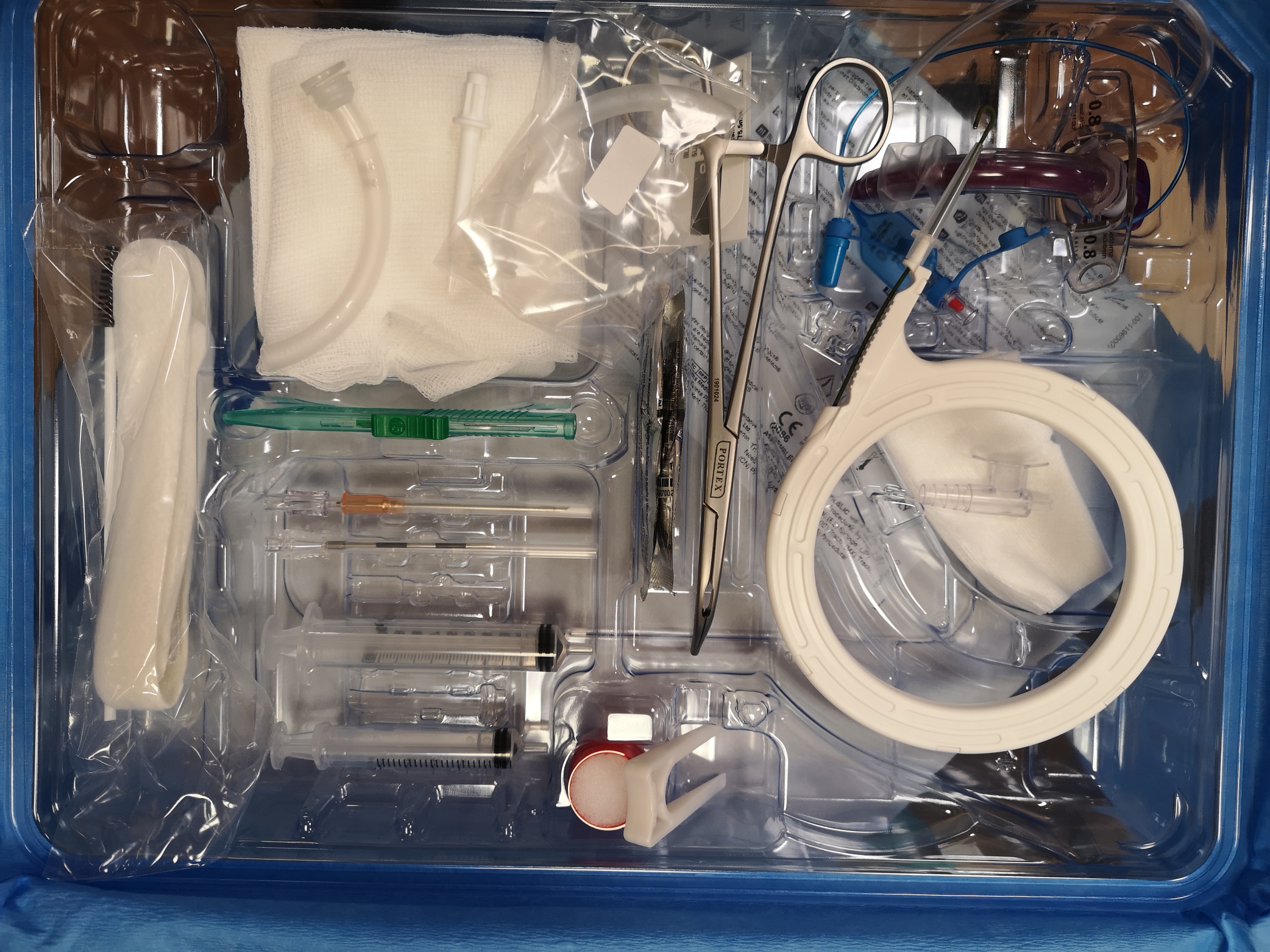 Изображение НАБОРЫ ДЛЯ ТРАХЕОСТОМИИ ПО МЕТОДИКЕ ГРИГГСА ТРУБКА С САНАЦИЕЙ BLUSELECT С ЗАЖИМОМ 101/891